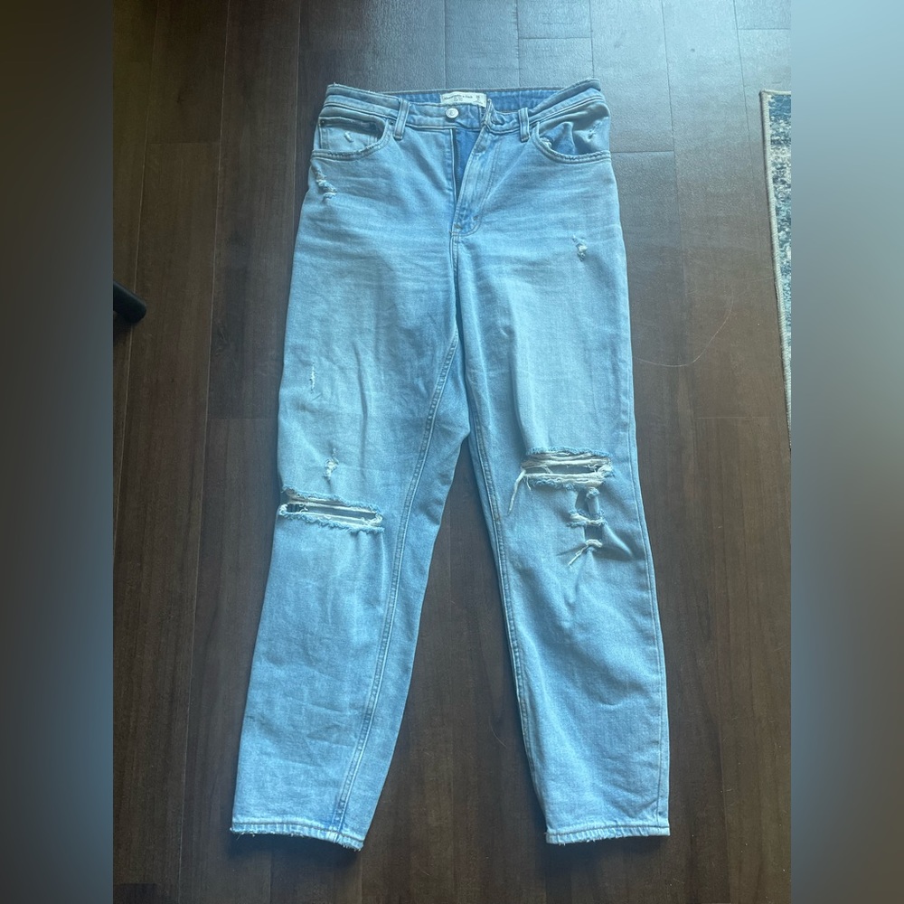26/2R Abercrombie Curve Love High Rise Mom Jean